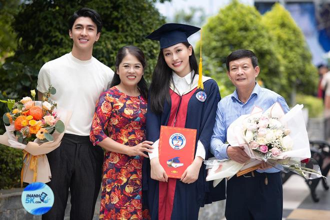 Ảnh gia đình dự lễ tốt nghiệp